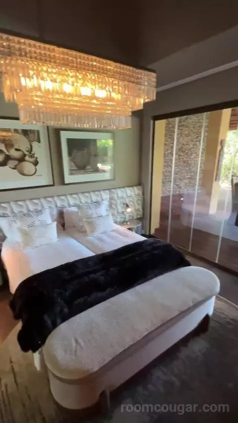 Suite bed picture #6