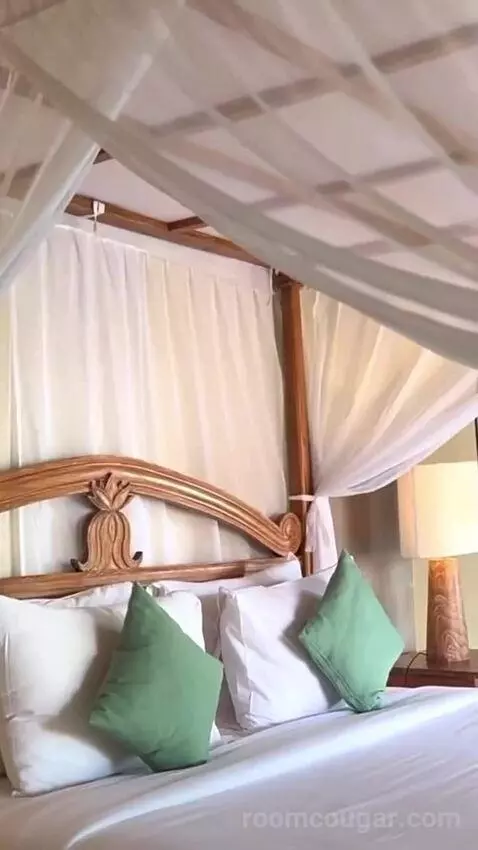 Suite bed picture #4