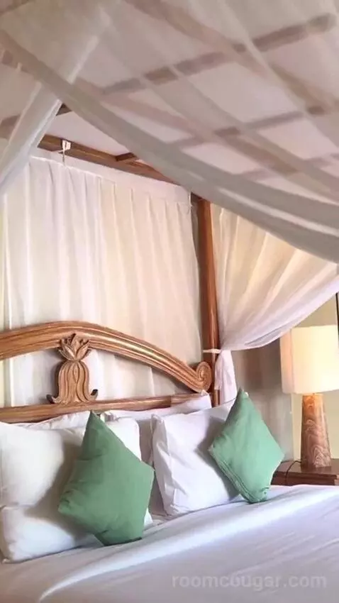 Suite bed picture #7