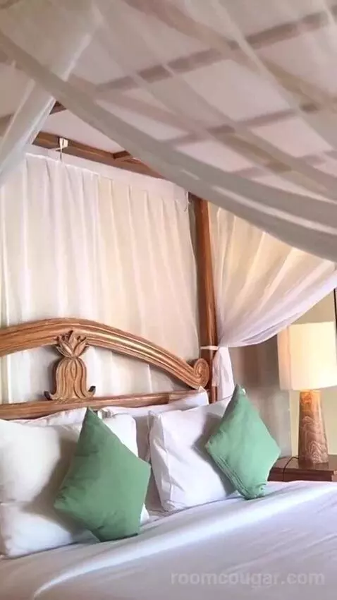 Suite bed picture #9