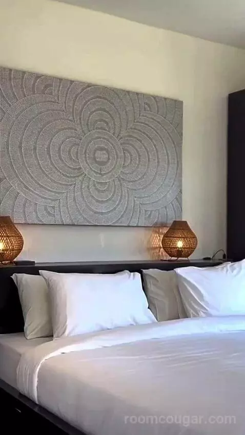 Suite bed picture #4