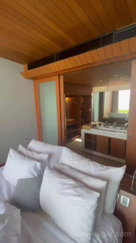Suite bed picture #9