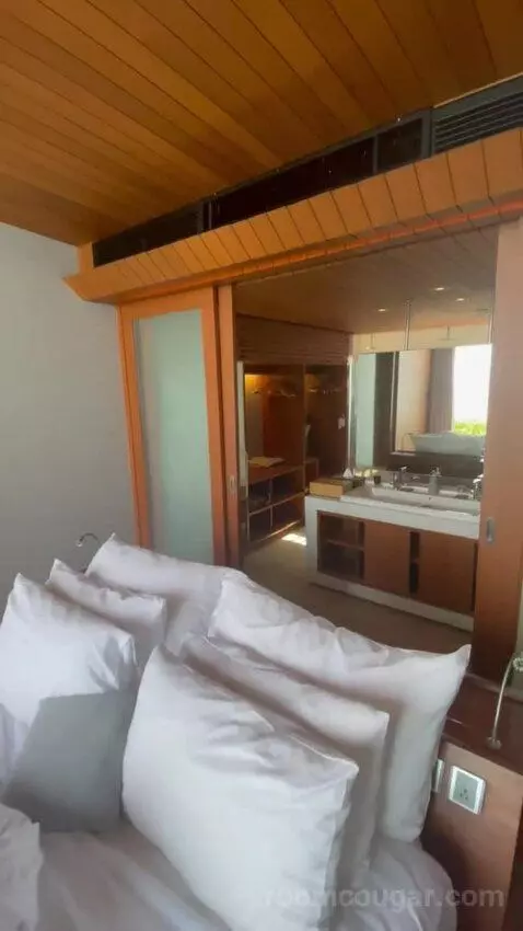 Suite bed picture #10