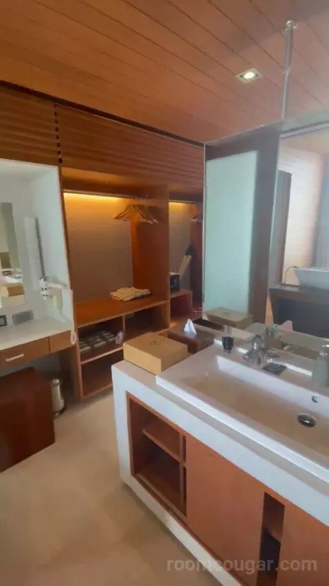 Suite bathroom picture #1