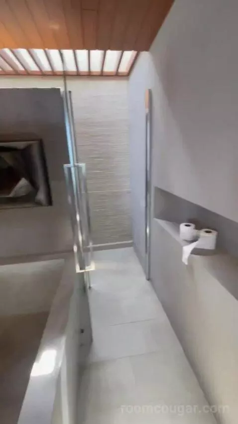 Suite bathroom picture #7