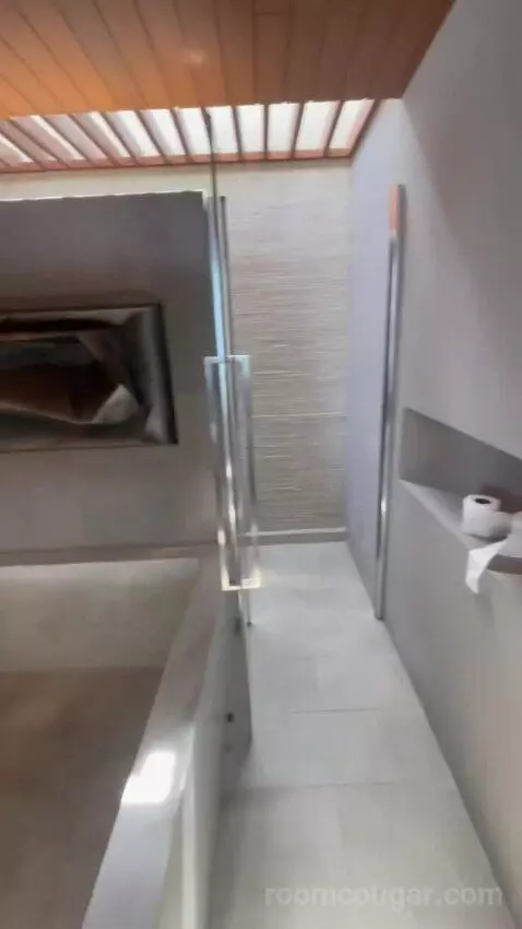 Suite bathroom picture #8