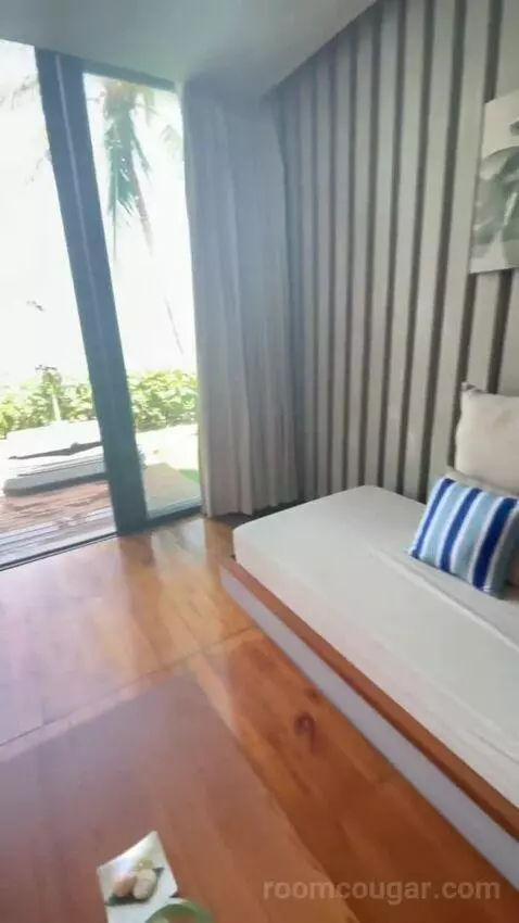Suite bed picture #4
