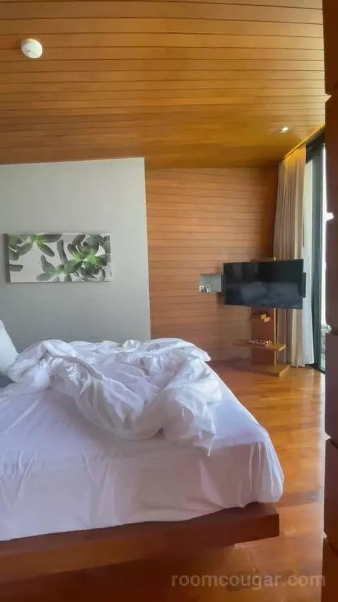 Suite bed picture #7