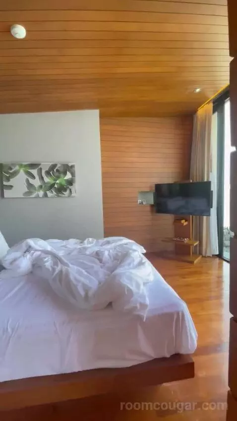 Suite bed picture #8