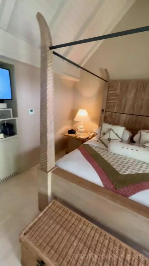 Suite bed picture #11