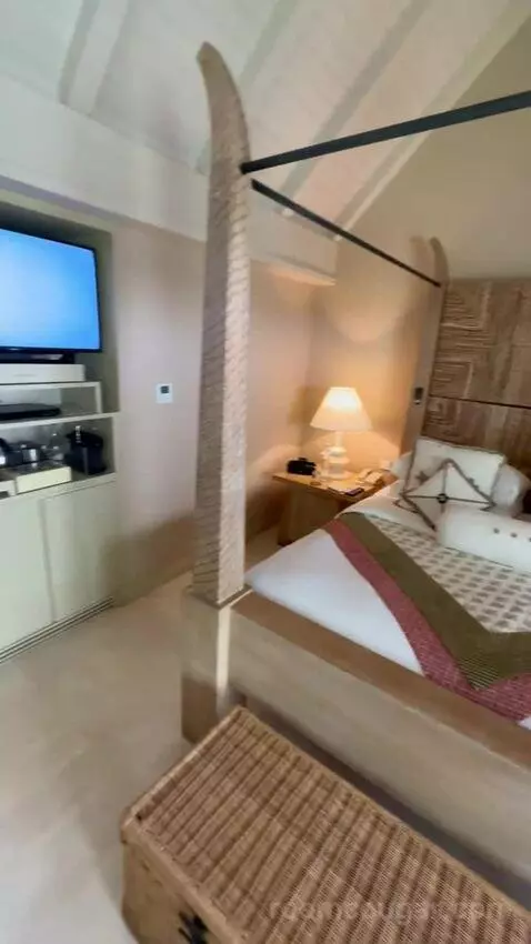 Suite bed picture #12