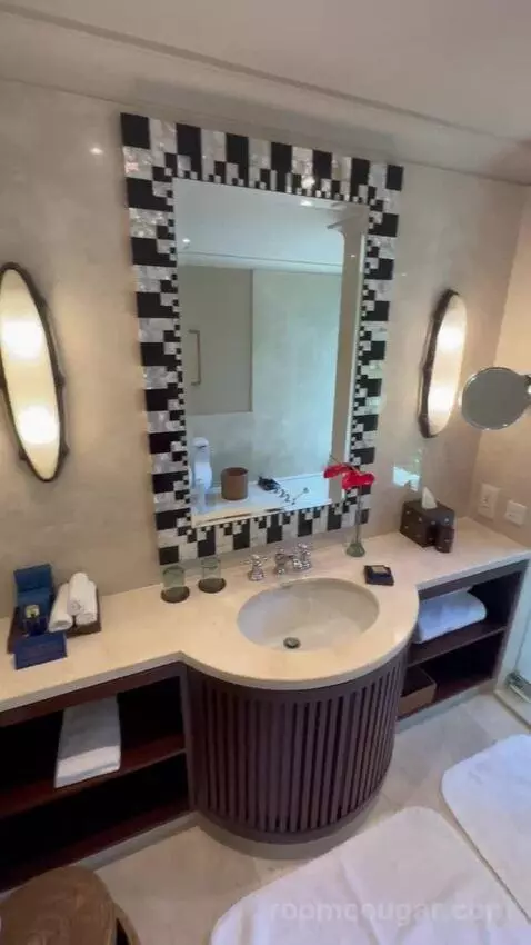 Suite bathroom picture #3