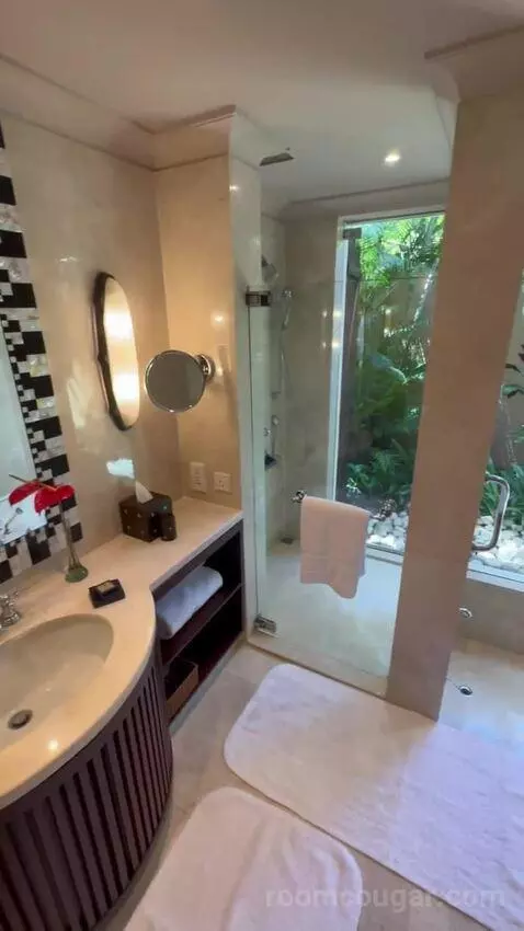Suite bathroom picture #5