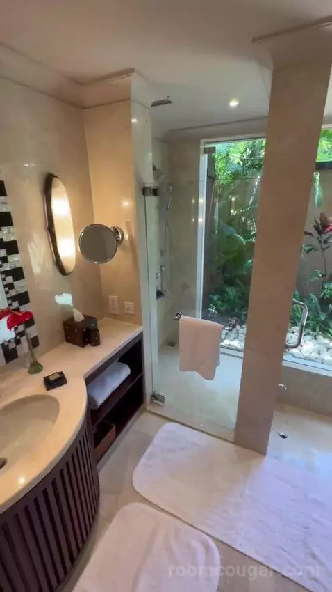 Suite bathroom picture #6