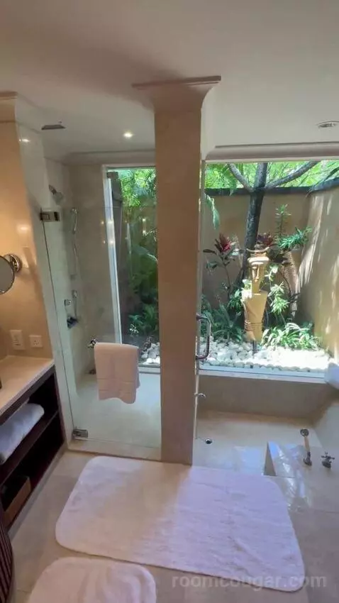 Suite bathroom picture #7