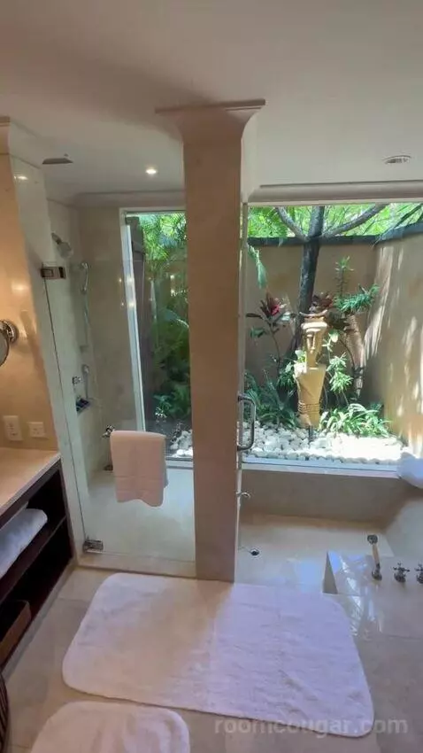 Suite bathroom picture #8