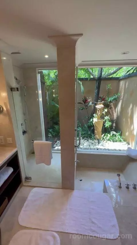 Suite bathroom picture #9