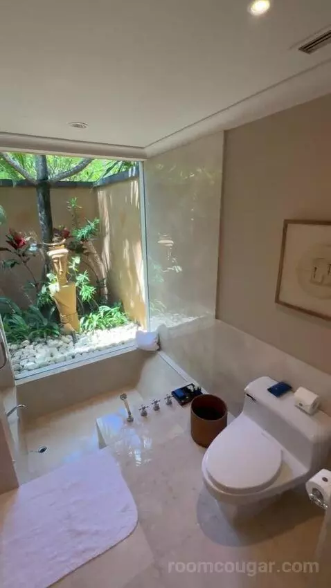 Suite bathroom picture #11