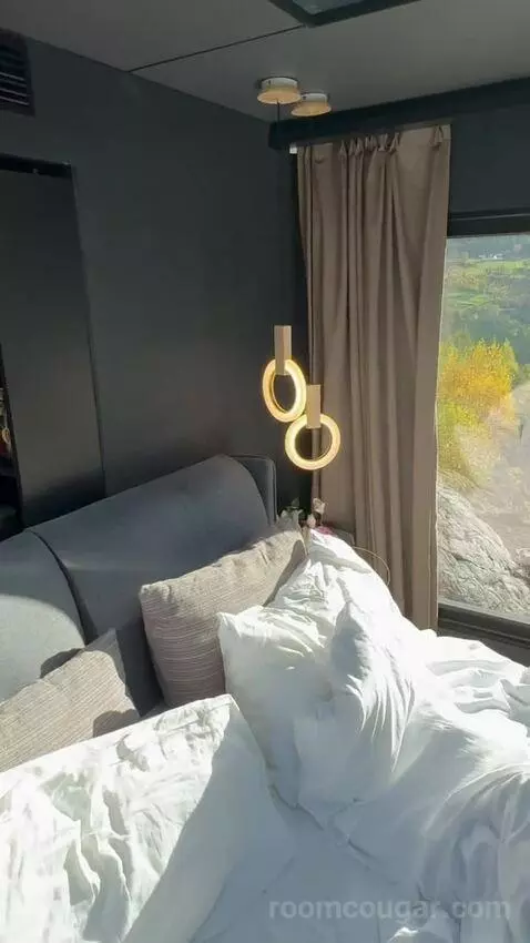 Suite bed picture #2