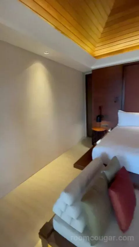 Ultimate Pool Villa bed picture #7