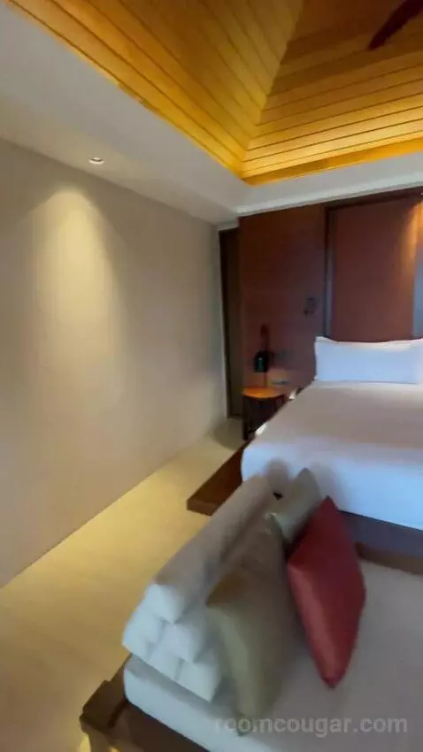 Ultimate Pool Villa bed picture #8