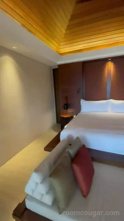 Ultimate Pool Villa bed picture #9