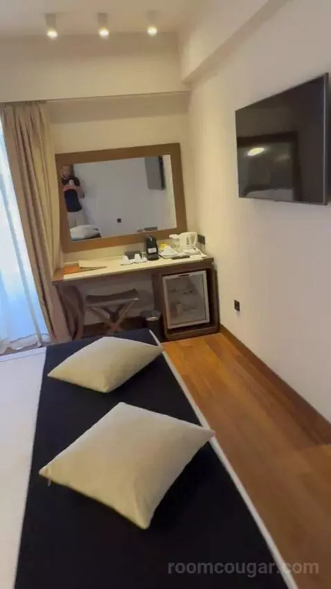Superior Suite bed picture #6