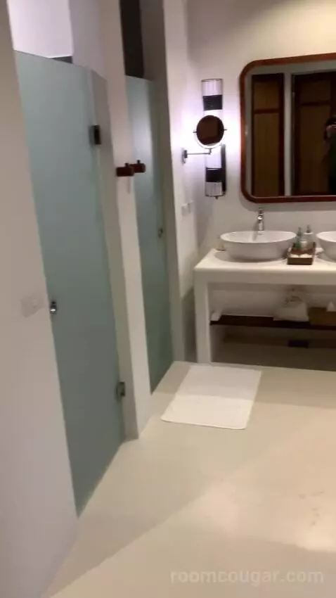 Suite (Ocean Front ) bathroom picture #2