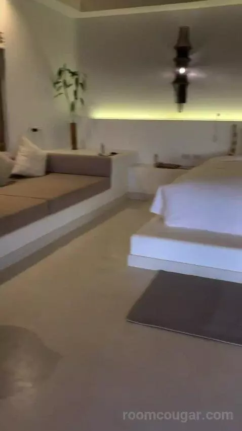 Suite (Ocean Front ) bed picture #9