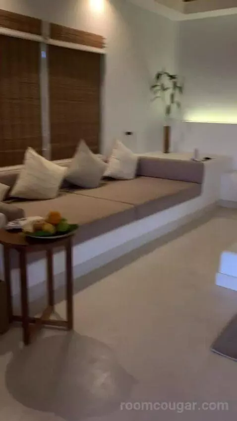 Suite (Ocean Front ) bed picture #12