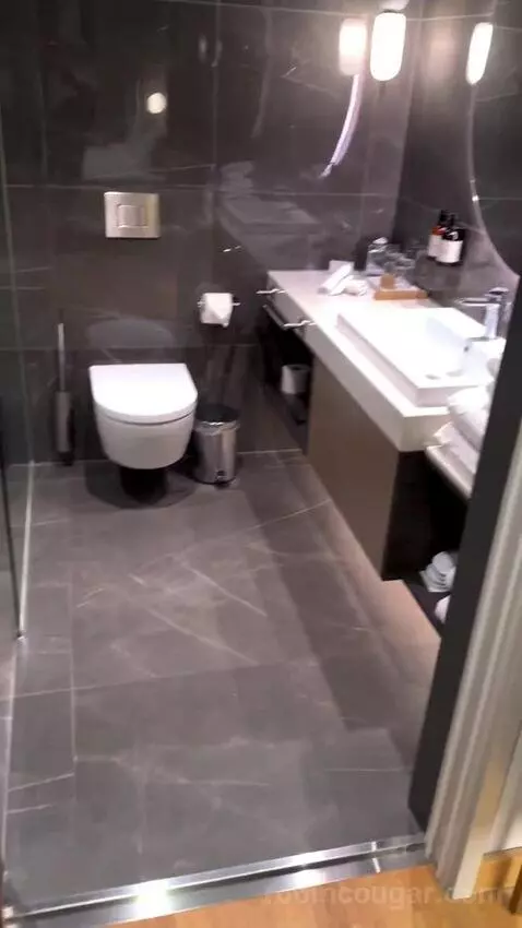 Superior Double or Twin Room with City View bathroom picture #1