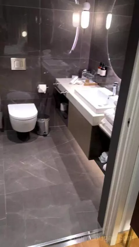 Superior Double or Twin Room with City View bathroom picture #2