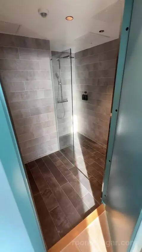 One-Bedroom Suite (#1401) bathroom picture #2