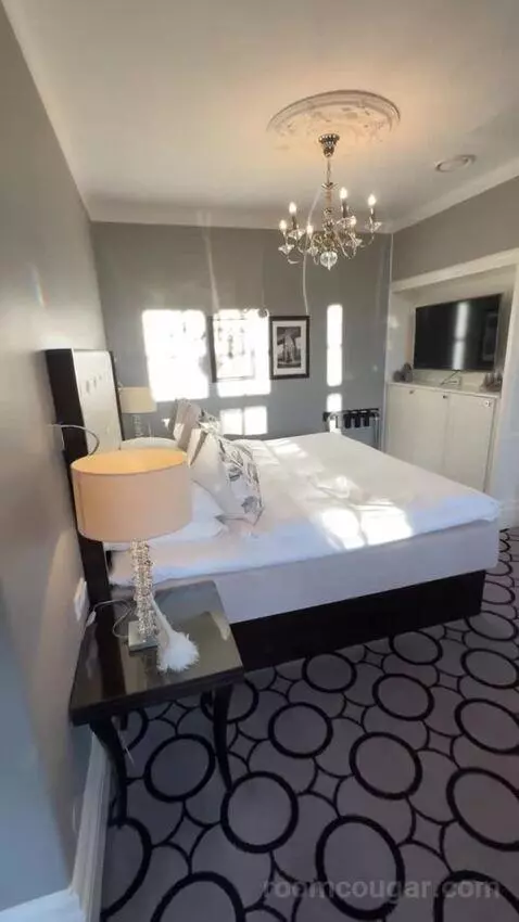 Junior Suite with View (#301) bed picture #4