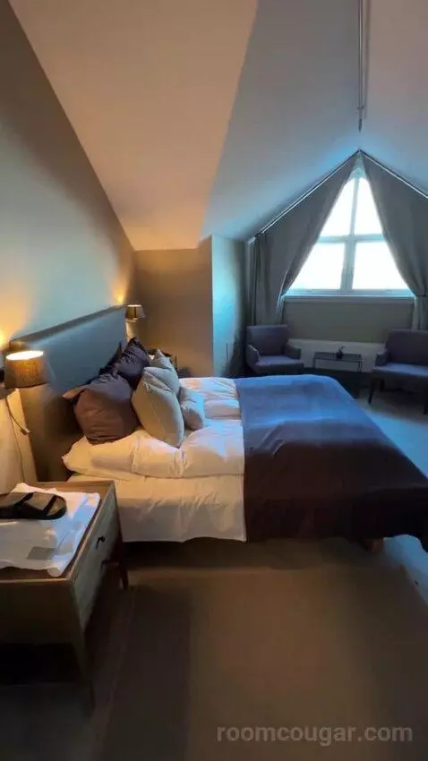 Suite (#401) bed picture #9