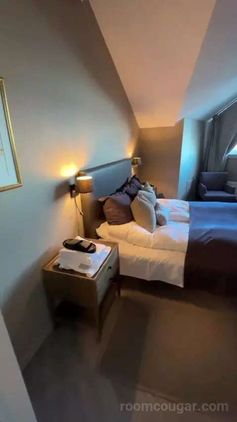 Suite (#401) bed picture #4
