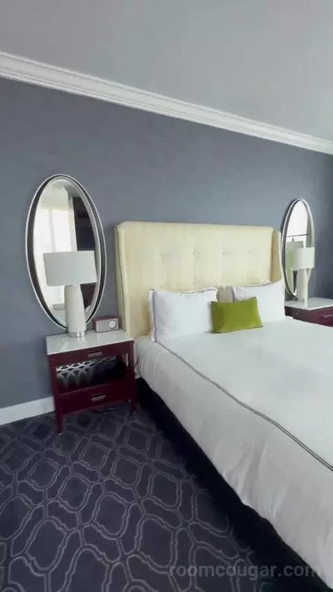 One Bedroom King Suite (#1701) bed picture #2