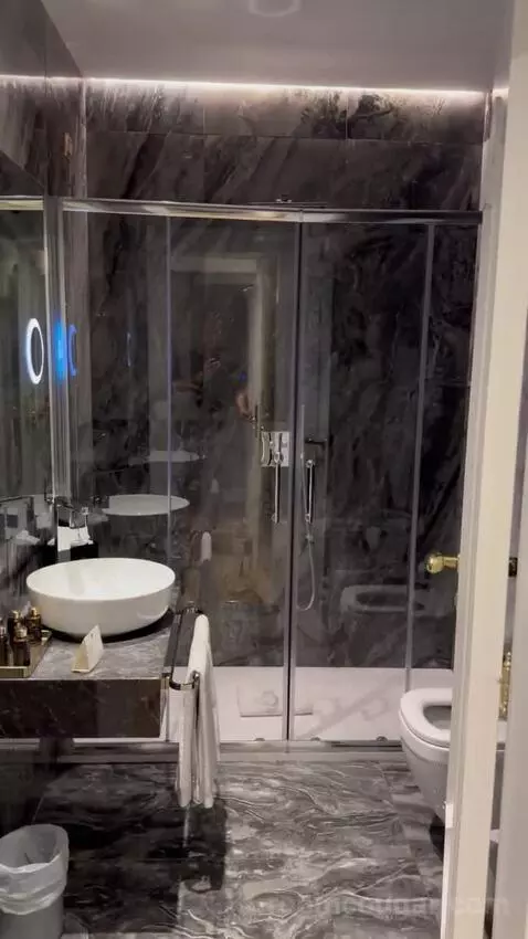 Superior Double Room with City View bathroom picture #2