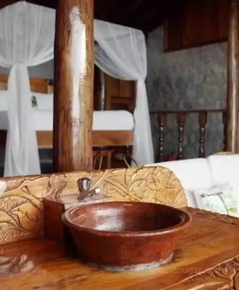 Hilltop Dream Suite with Heated Pool bathroom picture #2
