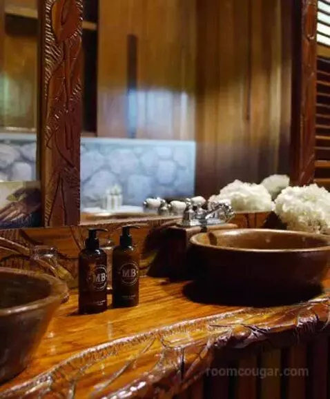 Hilltop Dream Suite with Heated Pool bathroom picture #4