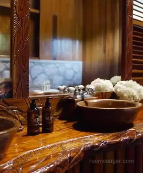 Hilltop Dream Suite with Heated Pool bathroom picture #8