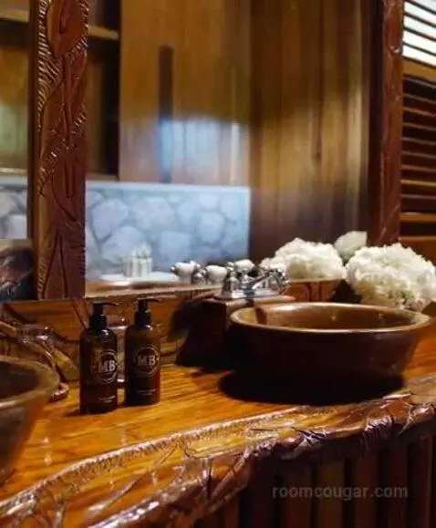 Hilltop Dream Suite with Heated Pool bathroom picture #9