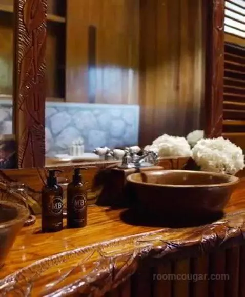 Hilltop Dream Suite with Heated Pool bathroom picture #11