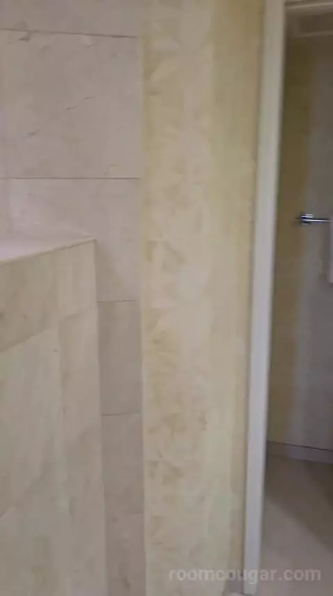 Club Suite, 1 King Bed Oceanfront (Diamond Head) (#223) bathroom picture #7