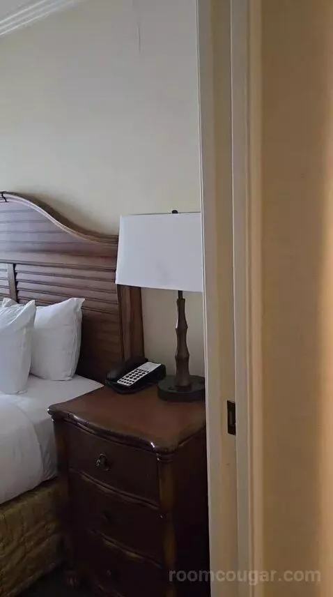 Club Suite, 1 King Bed Oceanfront (Diamond Head) (#223) bed picture #1