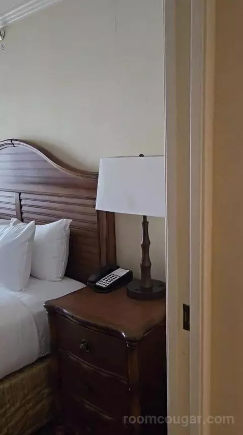 Club Suite, 1 King Bed Oceanfront (Diamond Head) (#223) bed picture #2