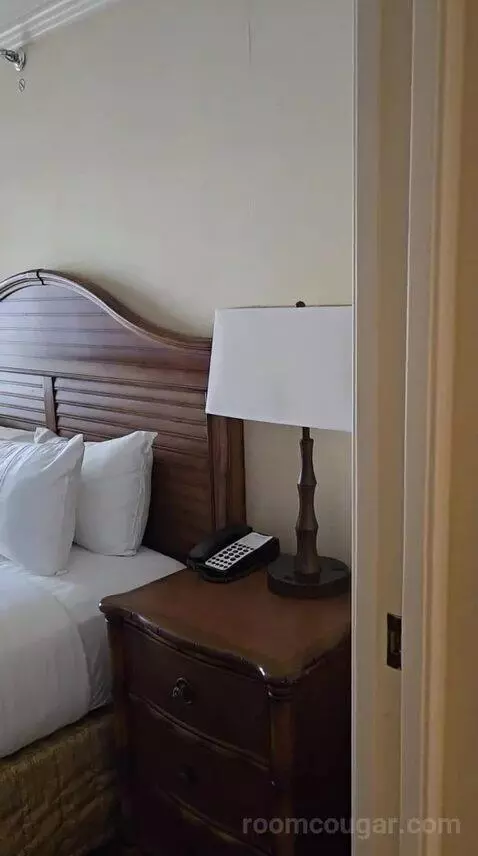 Club Suite, 1 King Bed Oceanfront (Diamond Head) (#223) bed picture #3