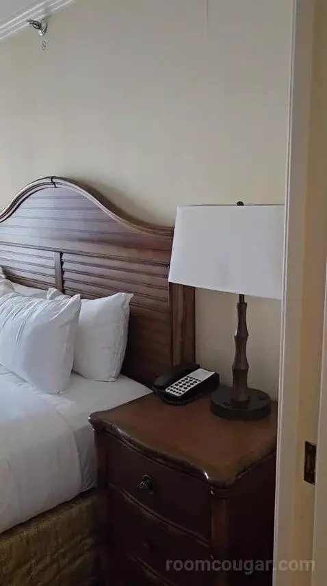Club Suite, 1 King Bed Oceanfront (Diamond Head) (#223) bed picture #5