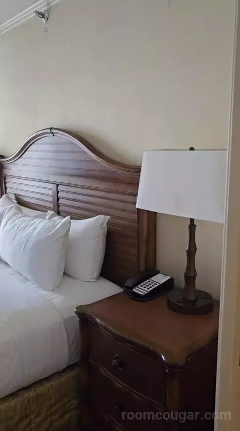 Club Suite, 1 King Bed Oceanfront (Diamond Head) (#223) bed picture #6