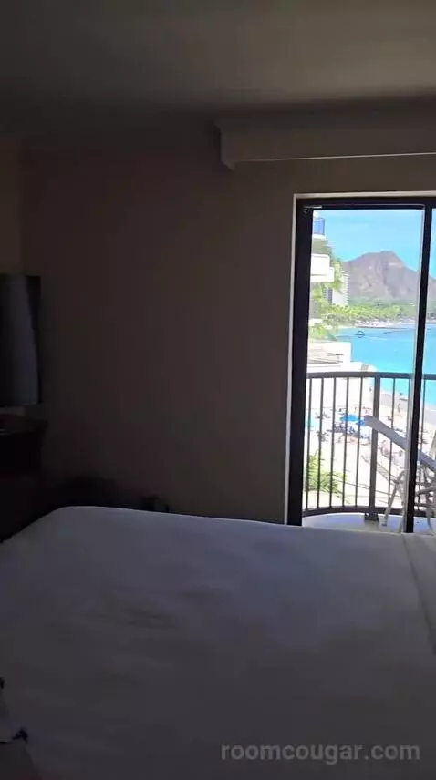 Club Suite, 1 King Bed Oceanfront (Diamond Head) (#223) bed picture #7